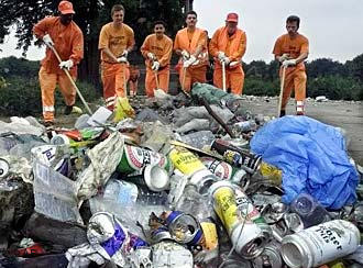 رجال النظافة يقومون بعملهم