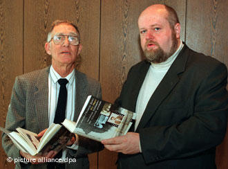 أصدر ديتل 18 كتابا من بينها كتابان يتحدثان عن أجهزة المخابرات الإسرائيلية. في الصورة ديتل مع عميل الموساد تسفي أهاروني.